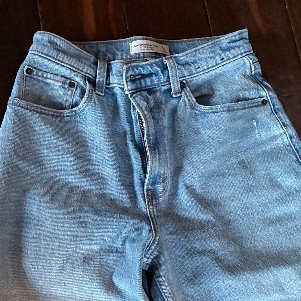 Abercrombie & Fitch Light Wash high-rise curve love women’s Jeans